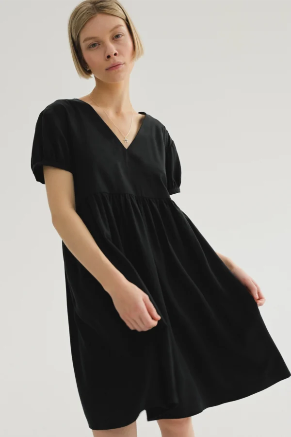 Czarna Sukienka Z Kieszeniami Na Modelce Główne