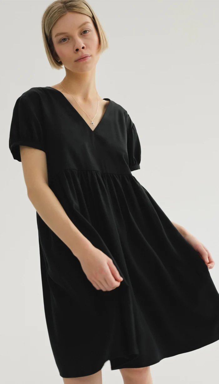 Czarna Sukienka Z Kieszeniami Na Modelce Główne