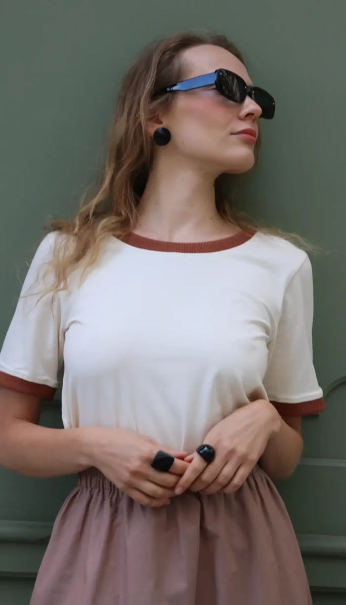 kremowy t shirt ze ściagaczem