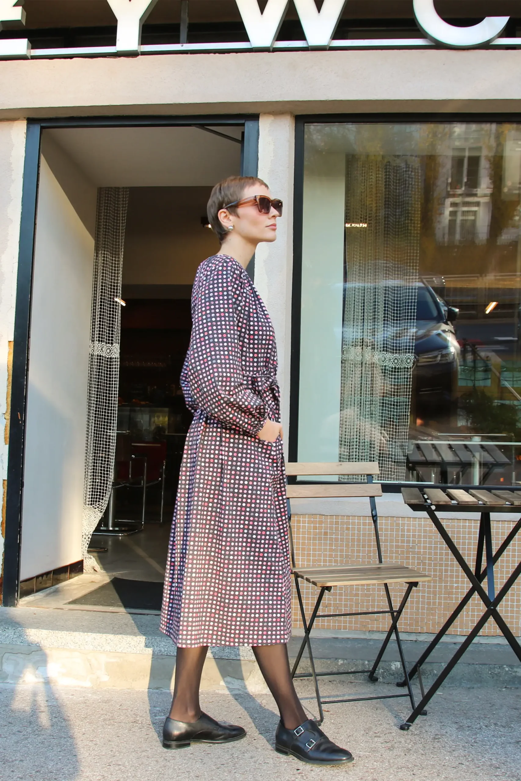 wygodna sukienka w kropki