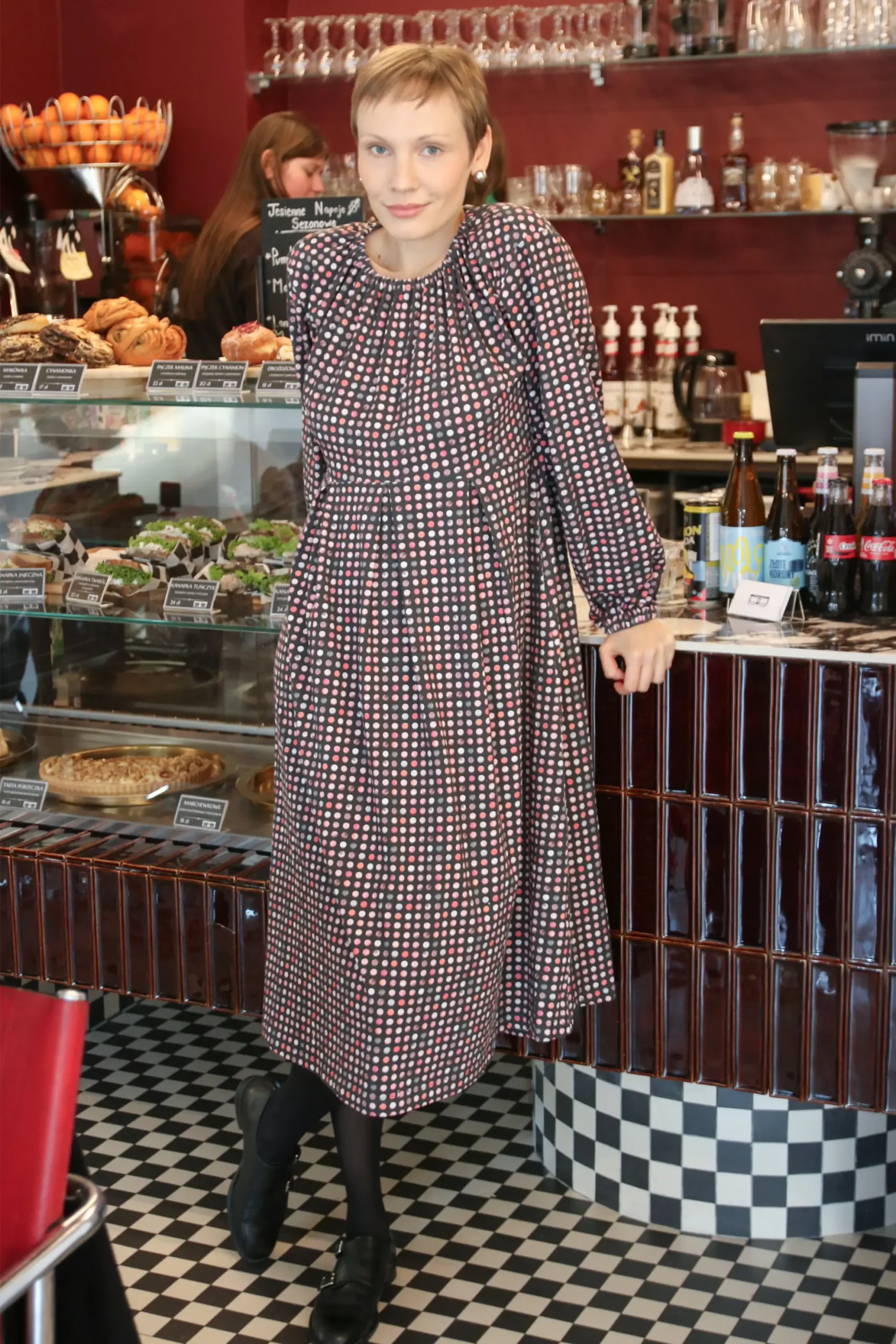 wygodna sukienka w kropki